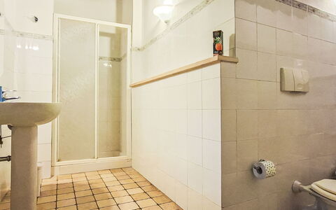 Rosmarino: Flooring, Wand, Fussboden, Armatur, Badezimmer, Interior Design, Decke, Installation, Toilette, Fliese