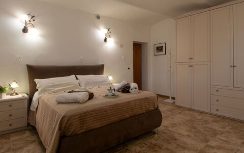 Casa dei Nonni: Bett, Möbel, Interior Design, Schlafzimmer, Fussboden, Flooring, Wand, Bedding, Bettdecke, Zimmer