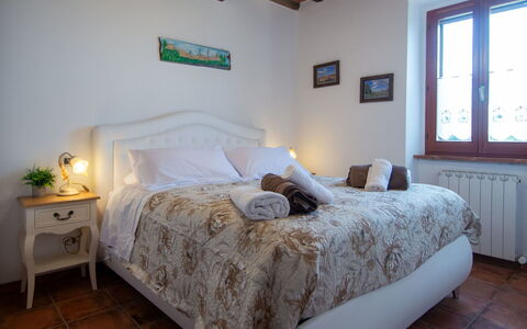 Casa dei Nonni: Bett, Schlafzimmer, Möbel, Bettdecke, Interior Design, Bedding, Flooring, Fussboden, Bettrahmen, Zimmer