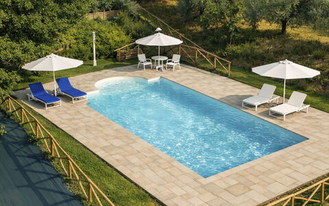 Casa dei Nonni: Blau, Schwimmbad, Gartenmöbel, Resort, Verbundwerkstoff, Eco Hotel, Flagstone, Schatten, Regenschirm, Sonnenliege