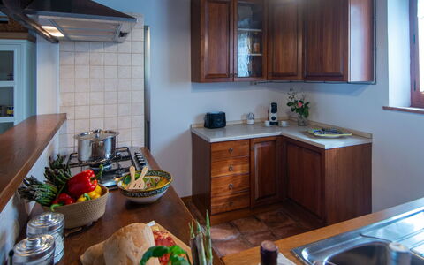 Casa dei Nonni: Möbel, Küche, Countertop, Küchengerät, Interior Design, Holz, Cabinetry, Major Appliance, Flooring, Decke