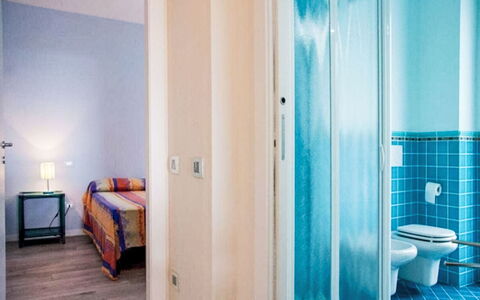 Villa Giglio Marino Fronte Mare: Interior Design, Fussboden, Flooring, Decke, Wohnung, Möbel, Zimmer, Schlafzimmer, Bett, Holzbeize