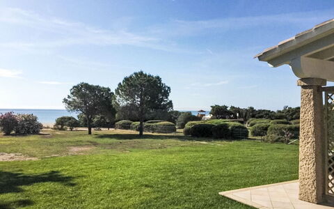 Villa Giglio Marino Fronte Mare: Blau, Grundstueck, Einfach, Rasen, Garten, Schatten, Meer, Landscaping, Ozean