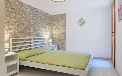 Belvedere Porto Sa Ruxi: Bett, Möbel, Schlafzimmer, Interior Design, Flooring, Wand, Fussboden, Bedding, Holz, Bettdecke