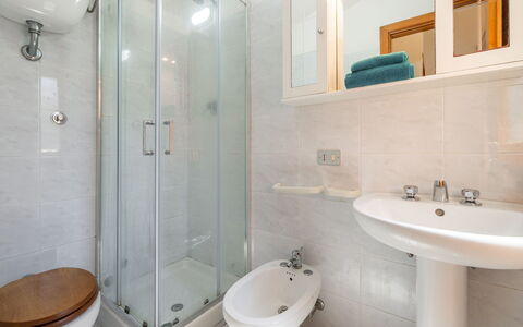 Villa sulla Roccia: Badezimmer, Armatur, Bad Sink, Flooring, Fussboden, Interior Design, Sinken, Zapfhahn, Toilette, Installation