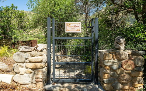 Villa sulla Roccia: \Fels, Tor, Strauch, Steinwand, Garten, Zaun, Landscaping, Weg, Flagstone, Home Fechten