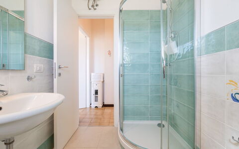 Serena: Flooring, Interior Design, Armatur, Fussboden, Badezimmer, Decke, Installation, Zimmer, Zapfhahn, Bad Sink