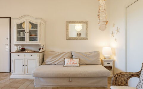 Serena: Möbel, Interior Design, Couch, Flooring, Zimmer, Fussboden, Holz, Wohnzimmer, Beleuchtung, Textil