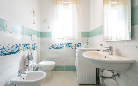 Serena: Blau, Flooring, Armatur, Fussboden, Interior Design, Fliese, Badezimmer, Zapfhahn, Installation, Porzellan