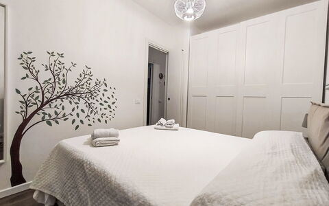 Last Sun Roccella: Bett, Bedding, Möbel, Interior Design, Schlafzimmer, Bettdecke, Wand, Fussboden, Flooring, Zimmer