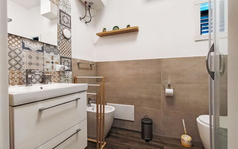 Last Sun Roccella: Flooring, Armatur, Badezimmer, Interior Design, Fussboden, Sinken, Bad Sink, Toilette, Zapfhahn, Toilleten Sitz