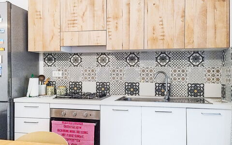 Last Sun Roccella: Flooring, Küche, Interior Design, Fussboden, Fliese, Cabinetry, Zimmer, Countertop, Schrank