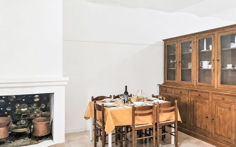 Casa Lilla di Angelica: Möbel, Flooring, Interior Design, Holz, Fussboden, Tabelle, Küche & Esszimmer Tisch, Cabinetry, Esszimmer, Decke