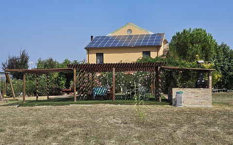 Casale dei Ciliegi: Schatten, Hinterhof, Garten, Rasen, Outdoor Struktur, Garten, Bauernhaus, Pergola, Gartenbauten, Hazienda