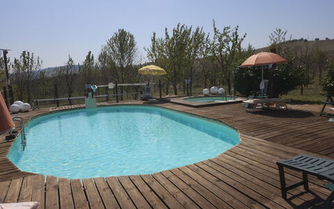 Casale dei Ciliegi: Schwimmbad, Möbel, Gartenmöbel, Verbundwerkstoff, Resort, Stuhl, Deck, Freizeit, Eco Hotel, Schatten