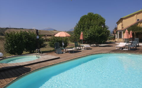 Casale dei Ciliegi: Schwimmbad, Gartenmöbel, Regenschirm, Stuhl, Resort, Eco Hotel, Schatten, Sonnenliege, Thermae, Ferienort