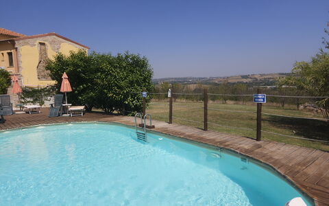 Casale dei Ciliegi: Blau, Schwimmbad, Gartenmöbel, Wohngebiet, Möbel, Menschliche Siedlung, Resort, Eco Hotel, Stuhl, Hazienda