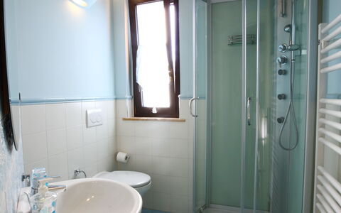 Casale dei Ciliegi: Flooring, Interior Design, Fussboden, Holz, Armatur, Beleuchtung, Zimmer, Badezimmer, Zuhause, Toilette