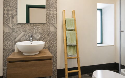 Villa Chiaramonte Gulfi: Flooring, Badezimmer, Fussboden, Armatur, Bad Sink, Interior Design, Sinken, Fliese, Braun, Installation