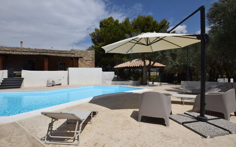 Villa Chiaramonte Gulfi: Schatten, Schwimmbad, Gartenmöbel, Regenschirm, Beton, Sonnenliege, Resort, Design, Eco Hotel, Outdoor Struktur