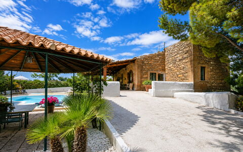 Villa Chiaramonte Gulfi: Blau, Haus, Schwimmbad, Schatten, Eco Hotel, Resort, Gartenmöbel, Hazienda, Estate, Villa