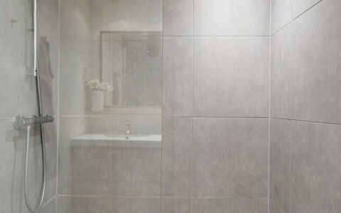 Benthe - 100M from the Sea: Flooring, Wand, Badezimmer, Fussboden, Armatur, Interior Design, Fliese, Duschkopf, Verbundwerkstoff, Dusche