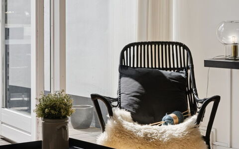 Benthe - 100M from the Sea: Möbel, Interior Design, Stuhl, Wohnzimmer, Kissen, Zimmer, Dekokissen, Wicker, Natürliches Material, Kissen