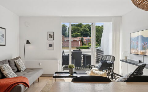 Benthe - 100M from the Sea: Möbel, Interior Design, Flooring, Wand, Fussboden, Couch, Wohnzimmer, Holz, Decke, Tabelle
