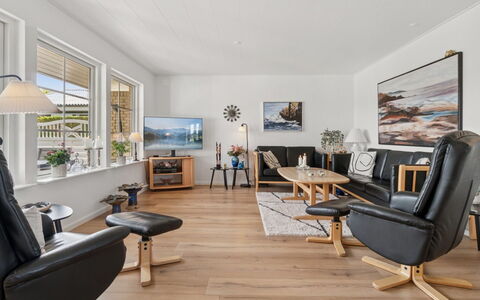 Eia - 1.5Km from the Sea: Möbel, Interior Design, Flooring, Fussboden, Holz, Couch, Wohnzimmer, Holzboden, Decke, Bilderrahmen