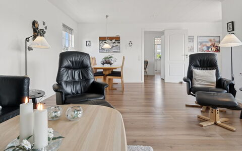 Eia - 1.5Km from the Sea: Möbel, Interior Design, Flooring, Holz, Fussboden, Wohnzimmer, Decke, Zuhause, Holzboden, Stuhl