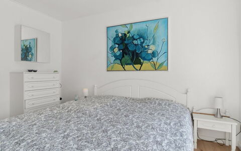 Eia - 1.5Km from the Sea: Möbel, Bett, Schlafzimmer, Interior Design, Bedding, Fussboden, Bettdecke, Flooring, Linens, Textil