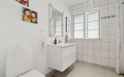 Eia - 1.5Km from the Sea: Flooring, Fussboden, Armatur, Interior Design, Toilette, Badezimmer, Toilleten Sitz, Installation, Sinken, Decke