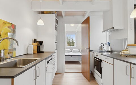Gittel - 200M from the Sea: Küche, Countertop, Interior Design, Flooring, Küchengerät, Holz, Fussboden, Möbel, Major Appliance, Decke