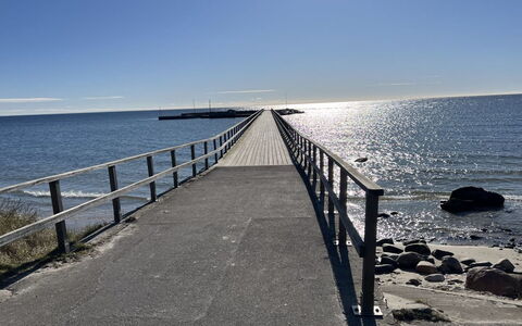 Gittel - 200M from the Sea: Blau, Wasser, Horizont, Meer, Seebrücke, Promenade, Brücke, Wolke, Küsten Und Ozeanische Forms