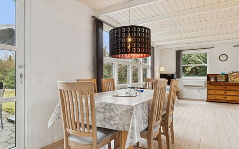 Gittel - 200M from the Sea: Möbel, Interior Design, Flooring, Fussboden, Holz, Decke, Light Fixture, Stuhl, Zimmer, Esszimmer