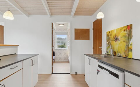 Gittel - 200M from the Sea: Küche, Flooring, Countertop, Interior Design, Holz, Fussboden, Decke, Cabinetry, Holzboden, Möbel