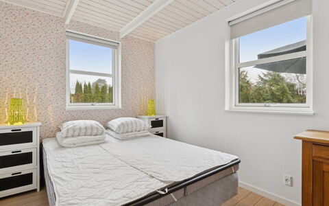 Gittel - 200M from the Sea: Schlafzimmer, Holz, Interior Design, Bett, Decke, Fussboden, Bettdecke, Flooring, Bedding, Zuhause