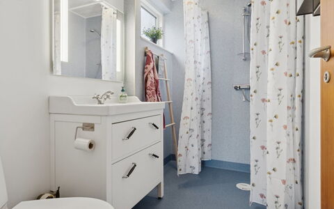 Gittel - 200M from the Sea: Interior Design, Flooring, Fussboden, Armatur, Badezimmer, Decke, Zimmer, Spiegel, Installation, Badezimmerschrank