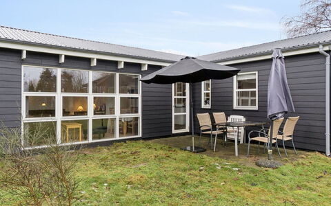 Gittel - 200M from the Sea: Abstellgleis, Zuhause, Dach, Haus, Hütte, Tür, Garten, Garten, Hinterhof, Rasen