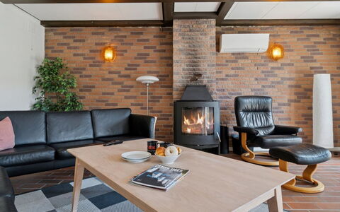 Skjold - 250M from the Sea: Möbel, Interior Design, Flooring, Wand, Fussboden, Holz, Decke, Light Fixture, Wohnzimmer, Zimmer