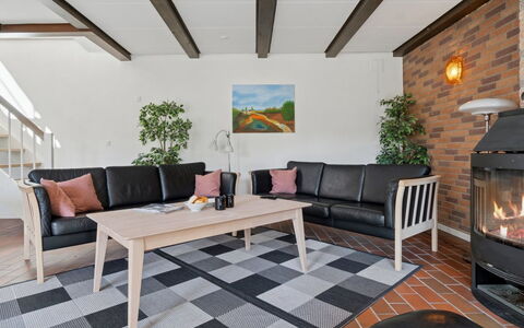 Skjold - 250M from the Sea: Möbel, Interior Design, Flooring, Couch, Wand, Fussboden, Holz, Wohnzimmer, Decke, Zimmer