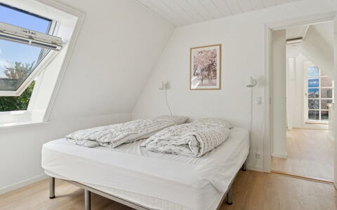 Skjold - 250M from the Sea: Holz, Interior Design, Flooring, Bett, Fussboden, Schlafzimmer, Decke, Möbel, Holzboden, Zuhause