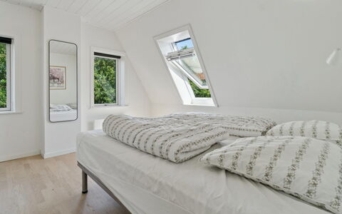 Skjold - 250M from the Sea: Schlafzimmer, Holz, Bett, Interior Design, Decke, Fussboden, Flooring, Zuhause, Bedding, Bettrahmen