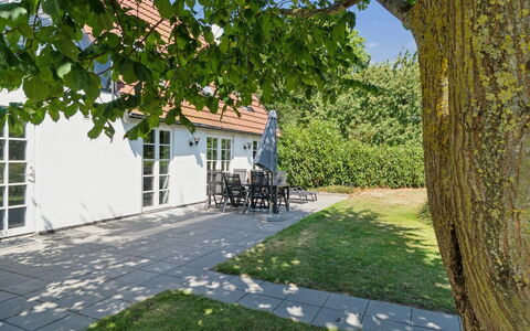 Skjold - 250M from the Sea: Gras, Strauch, Zuhause, Haus, Garten, Rasen, Hütte, Schatten, Ground, Garten