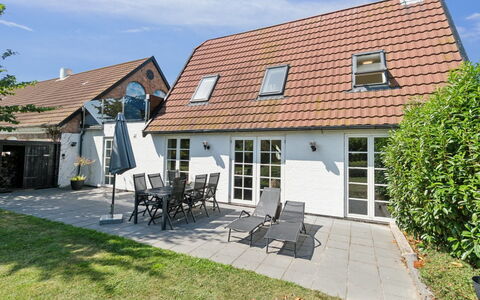 Skjold - 250M from the Sea: Gebäude, Haus, Fenster, Zuhause, Dach, Wohngebiet, Strauch, Hütte, Grundstueck