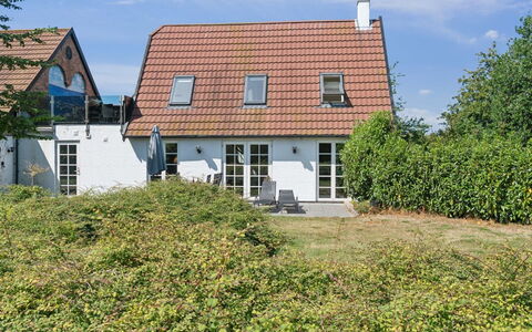 Skjold - 250M from the Sea: Gebäude, Haus, Fenster, Zuhause, Dach, Wohngebiet, Strauch, Hütte, Grundstueck
