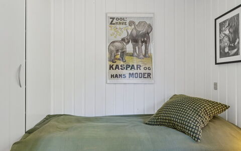 Alvilda - 200M from the Sea: Schlafzimmer, Bett, Bettdecke, Bedding, Wand, Holz, Interior Design, Möbel, Linens, Flooring