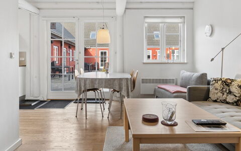 Anabella - 6Km from the Sea: Möbel, Flooring, Fussboden, Interior Design, Holz, Holzboden, Couch, Decke, Wohnung, Wohnzimmer