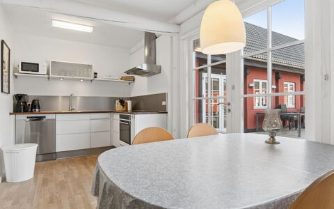 Anabella - 6Km from the Sea: Flooring, Interior Design, Fussboden, Holz, Decke, Möbel, Wohnung, Zimmer, Küche, Holzboden
