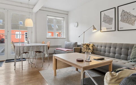 Anabella - 6Km from the Sea: Möbel, Interior Design, Couch, Flooring, Wand, Fussboden, Holz, Wohnzimmer, Tabelle, Zimmer